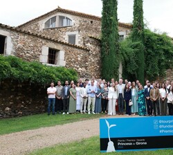 Fotografía de grupo de Sus Majestades los Reyes y Sus Altezas Reales la Princesa de Asturias y la Infanta Doña Sofía junto a los premiados de edicione